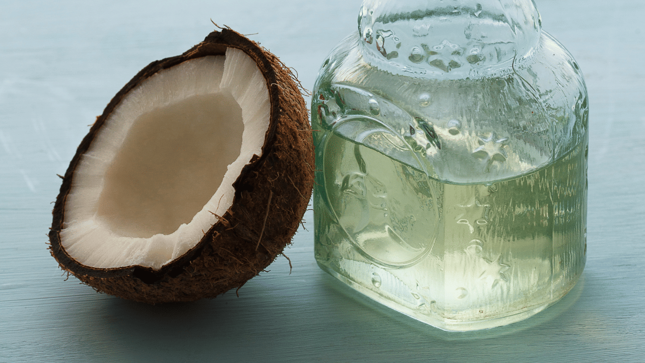 കേരളത്തിലെ വിവിധ മാർക്കറ്റുകളിൽ ക്വിറ്റലിന് 50000 രൂപയോളമാണ് വില.  വെളിച്ചെണ്ണയുടെ ചില്ലറ വിൽപ്പന വില കിലോഗ്രാമിന് 420 രൂപ ആയി ഉയർന്നിട്ടുണ്ട്. (Image Credit: PTI)