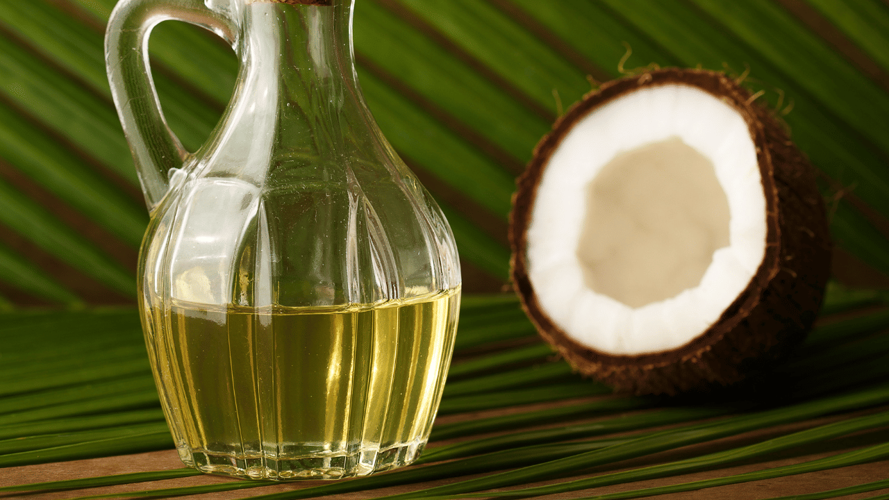 സംസ്ഥാനത്ത് വെളിച്ചെണ്ണ വില വീണ്ടും കുതിക്കുകയാണ്. ഓണം കഴിഞ്ഞതോടെ വെളിച്ചെണ്ണ വിലയും നാനൂറ് കടന്നു. ഇന്ന് കേരളത്തിലെ വിവിധ വിപണികളിലെ വില പരിശോധിക്കാം. (Image Credit: PTI)