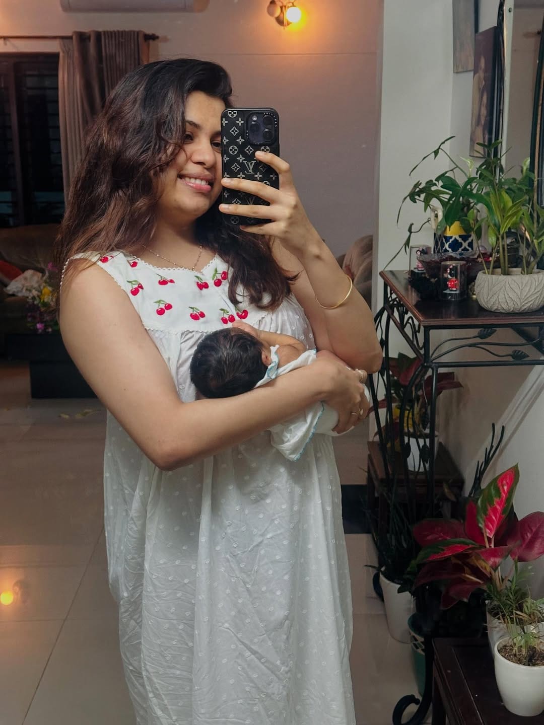  നിമിഷ നേരങ്ങള്‍ക്കുള്ളില്‍ ചിത്രം സോഷ്യൽ മീഡിയയിൽ വൈറലായി. നിരവധി പേരാണ് സന്തോഷം പ്രകടിപ്പിച്ച് എത്തുന്നത്. കുഞ്ഞിന്റെ മുഖം അശ്വിനെ പോലെയാണെന്നും ദിയയെ പോലെയാണെന്നും രസകരമായ കമന്റുകളാണ് സോഷ്യല്‍ മീഡയയില്‍ നടക്കുന്നത്.
