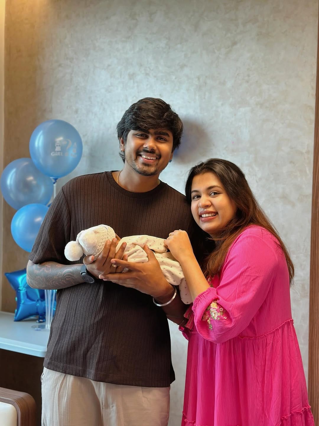 ജൂലൈയ് അഞ്ചിനാണ് ദിയയ്ക്ക് ആൺ കുഞ്ഞ് പിറന്നത്. എല്ലാ വിശേഷങ്ങളും പങ്കുവയ്ക്കുന്ന ദിയ ഇതുവരെ കുഞ്ഞിന്റെ മുഖം  കാണിച്ചിട്ടില്ല. സെപ്റ്റംബർ അഞ്ചിന് വിവാഹവാർഷിക ദിനത്തിൽ മുഖം കാണിക്കാനാണ് ഇരുന്നത്. ഇതേകുറിച്ച് ദിയ തുറന്നുപറയുകയും ചെയ്തിരുന്നു.