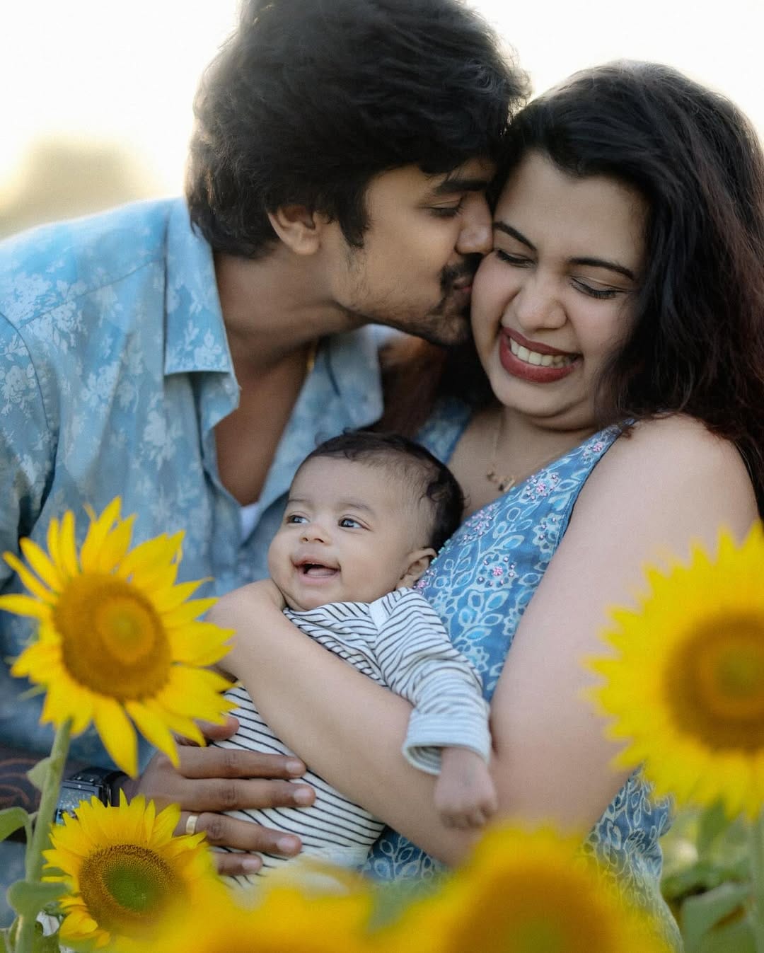 സൂര്യകാന്തി പൂക്കള്‍ക്കിടയില്‍ കുഞ്ഞിനെ പിടിച്ചുനില്‍ക്കുന്ന ദിയയെ അശ്വിന്‍ ചുംബിക്കുന്ന ചിത്രമാണ് ഇന്‍സ്റ്റഗ്രാമില്‍ പങ്കുവെച്ചത്. കയ്യിലിരിക്കുന്ന കുഞ്ഞും അതിമനോഹരമായി ചിരിക്കുന്നുണ്ട്. ഇതോടെ നിരവധി പേരാണ് കമന്റുമായി എത്തുന്നത്. 
