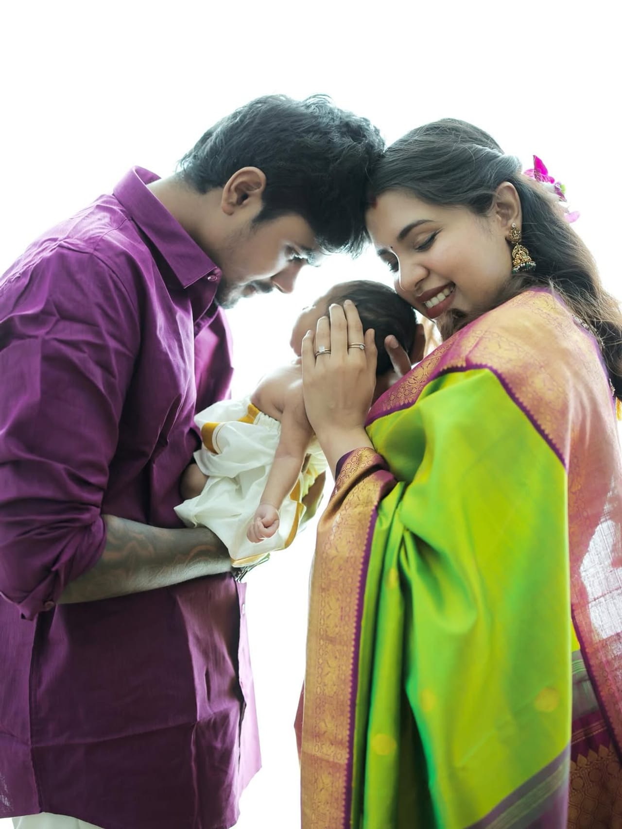 സോഷ്യല്‍ മീഡിയ ഇന്‍ഫ്‌ളുവന്‍സറായ ദിയ കൃഷ്ണയുടെ എല്ലാ വിശേഷങ്ങളും സോഷ്യൽ മീഡിയയിലൂടെ പങ്കുവയ്ക്കാറുണ്ട്. കഴിഞ്ഞ ദിവസമാണ് ദിയയുടെയും ഭർത്താവ് അശ്വിൻ ​ഗണേഷിന്റെയും ഒന്നാം വിവാ​ഹവാർഷികമായിരുന്നു. ഇത്തവണ വിവാഹവാർഷികത്തിൽ കൂടെ മകനുമുണ്ട്. (Image Credits:Instagram)
