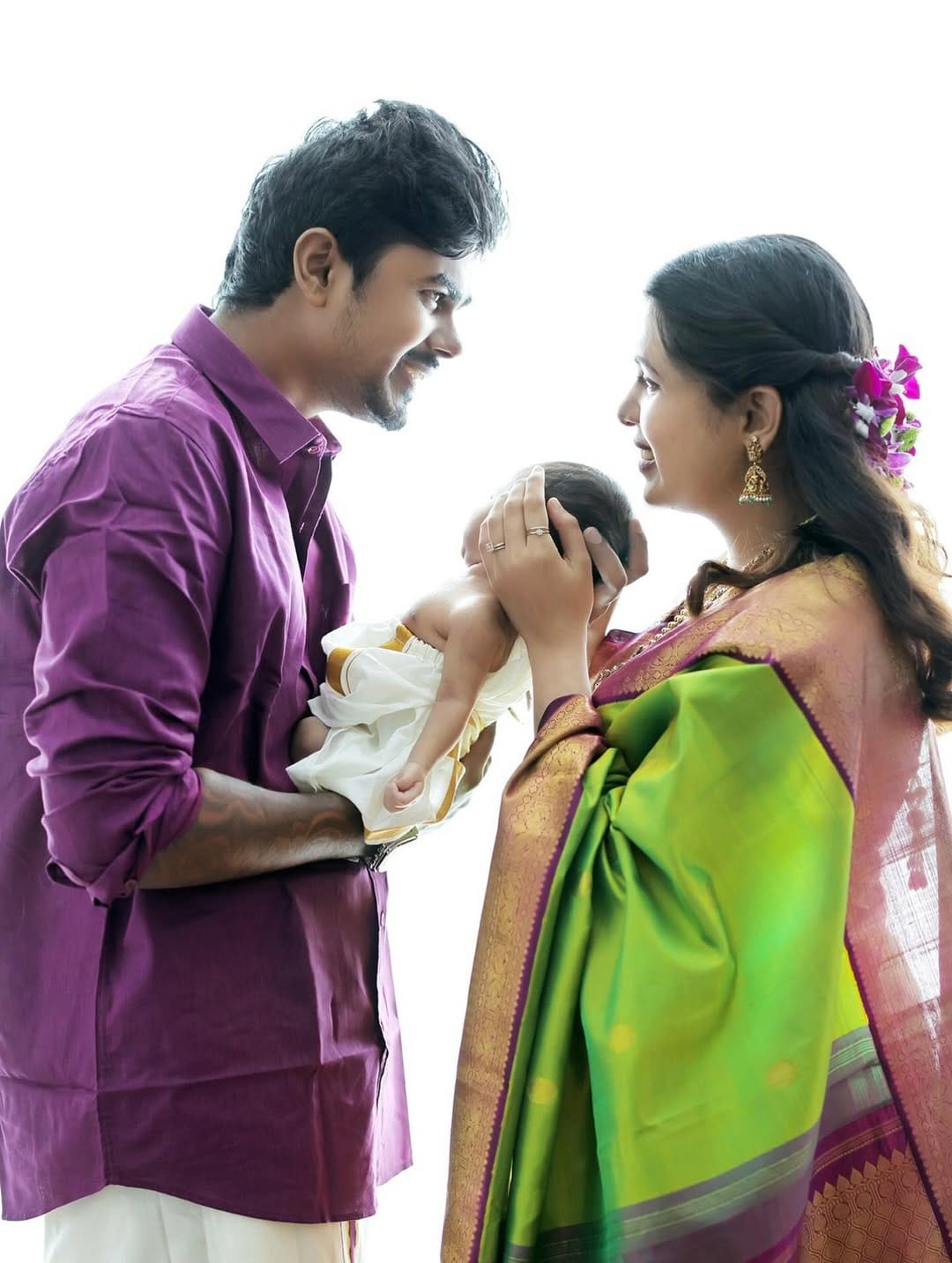 മലയാളികൾക്ക് ഏറെ സുപരിചിതയാണ് സോഷ്യൽ മീഡിയ ഇൻഫ്ളുവൻസറായ ദിയ കൃഷ്ണ. ജൂലായ് അഞ്ചിനാണ് ദിയയ്ക്കും ഭർത്താവ് അശ്വിൻ ഗണേഷിനും ആൺ കുഞ്ഞ് പിറന്നത്. എന്നാൽ ജനിച്ച് രണ്ട് മാസം കഴിഞ്ഞിട്ടും കുഞ്ഞിന്റെ മുഖം കാണിക്കാൻ ഇവർ തയ്യാറായില്ല. സെപ്റ്റംബർ അഞ്ചിന് അതായത് നാളെ കുഞ്ഞിന്റെ മുഖം വെളിപ്പെടുത്തുമെന്നാണ് ദിയ അടുത്തിടെ ഒരു വീഡിയോയിൽ വ്യക്തമാക്കിയത്.(Image Credits:Instagram)