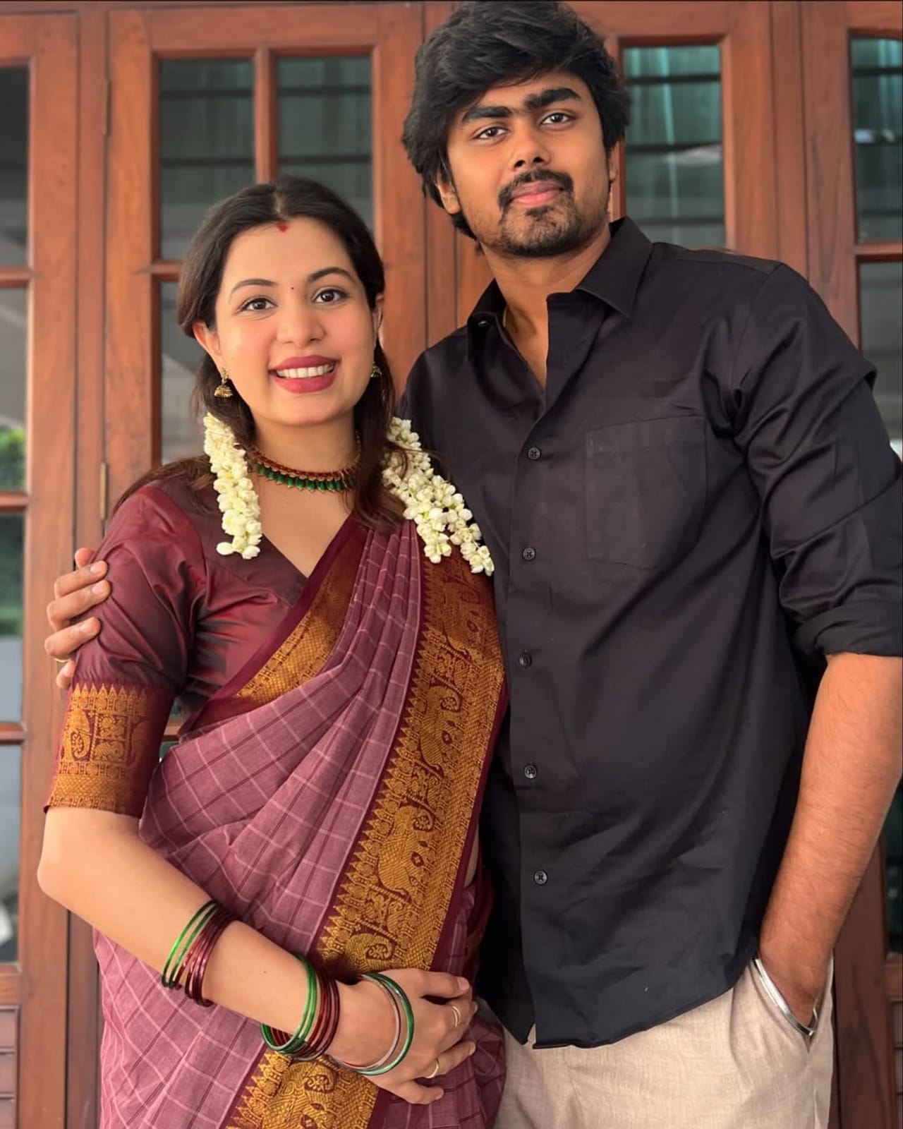 സോഷ്യൽ മീഡിയ പ്രേക്ഷകർക്ക് ഏറെ സുപരിചിതയാണ് ദിയ കൃഷ്ണ. ജൂലൈയ് അഞ്ചിനാണ് ഭർത്താവ് അശ്വിനും ദിയയ്ക്കും ആൺ കുഞ്ഞ് പിറന്നത്. നിയോം എന്നാണ് ആദ്യ കണ്‍മണിയുടെ പേര്. ഓമിയെന്നാണ് കുഞ്ഞിനെ എല്ലാവരും വിളിക്കുന്നത്. എന്നാൽ ജനിച്ചിട്ട് രണ്ട് മാസം കഴിഞ്ഞിട്ടും കുഞ്ഞിന്റെ മുഖം ആരാധകരുമായി പങ്കുവയ്ക്കാൻ താരം തയ്യാറായില്ല.   (Image Credits:Instagram)