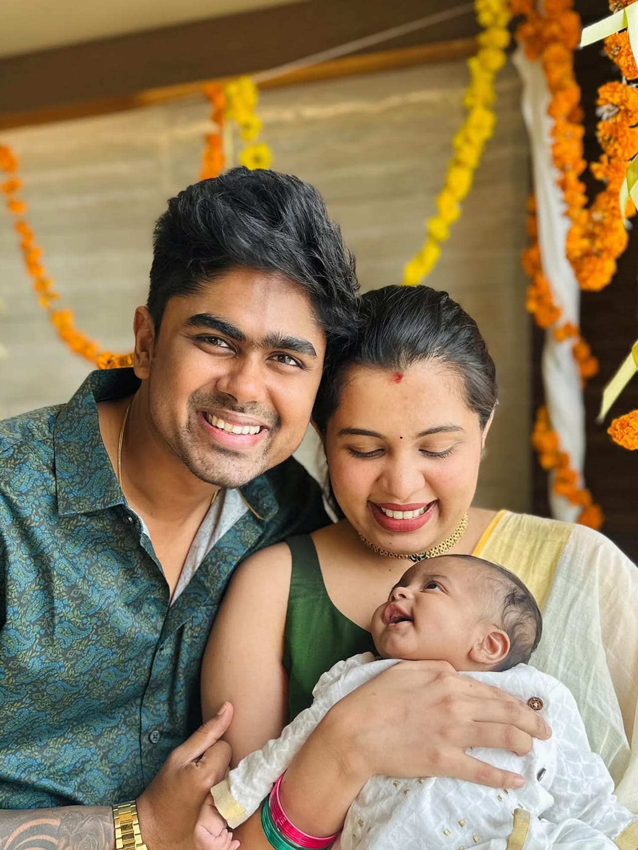 ജീവിതത്തിലേക്ക് പുതിയൊരാള്‍ കൂടി എത്തിയതിന്റെ സന്തോഷത്തിലാണ് ഇൻഫ്ലുവൻസർ ദിയ കൃഷ്ണയും ഭർത്താവ് അശ്വിൻ ​ഗണേഷും. എല്ലാ വിശേഷങ്ങളും സോഷ്യൽ മീഡിയയിലൂടെ താരം പങ്കുവയ്ക്കാറുണ്ട്. ഈയടുത്താണ് കുഞ്ഞ് ഓമിയുടെ മുഖം വെളിപ്പെടുത്തി താരം രം​ഗത്ത് എത്തിയത്. ഇതിന്റെ ചിത്രങ്ങളും വീഡിയോകളും സോഷ്യൽ മീഡിയയിൽ വൈറലായിരുന്നു. (Image Credits:Instagram)