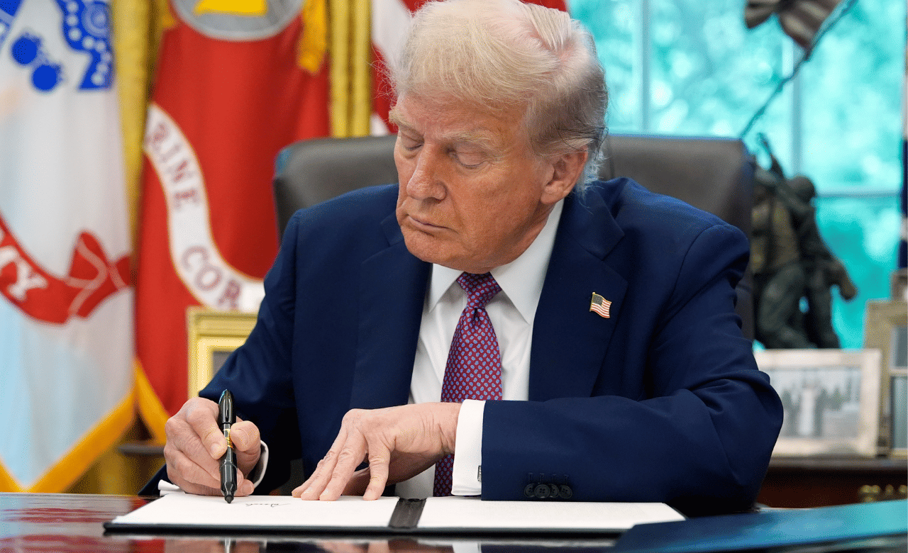 H-1B Visa: എച്ച്-1ബി വിസകൾക്ക് 88 ലക്ഷം രൂപ, ഉത്തരവിൽ ഒപ്പുവച്ച് ട്രംപ് H-1B Visa: എച്ച്-1ബി വിസകൾക്ക് 88 ലക്ഷം രൂപ, ഉത്തരവിൽ ഒപ്പുവച്ച് ട്രംപ്