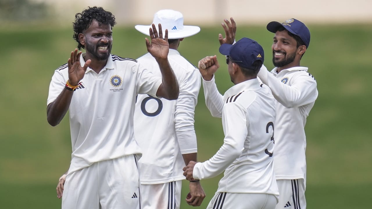  ദേശീയ സെലക്ടര്‍മാരുടെ ശ്രദ്ധയില്‍പെടാന്‍ അസ്ഹറുദ്ദീനും, സല്‍മാനും ഫൈനലില്‍ മികച്ച പ്രകടനം പുറത്തെുത്തേ തീരൂ. നോര്‍ത്ത് സോണിനെതിരായ സെമി പോരാട്ടം സമനിലയില്‍ കലാശിച്ചിരുന്നു. സ്‌കോര്‍: സൗത്ത് സോണ്‍-536, ഒരു വിക്കറ്റിന്‌ 95. നോര്‍ത്ത് സോണ്‍-361 (Image Credits: PTI)