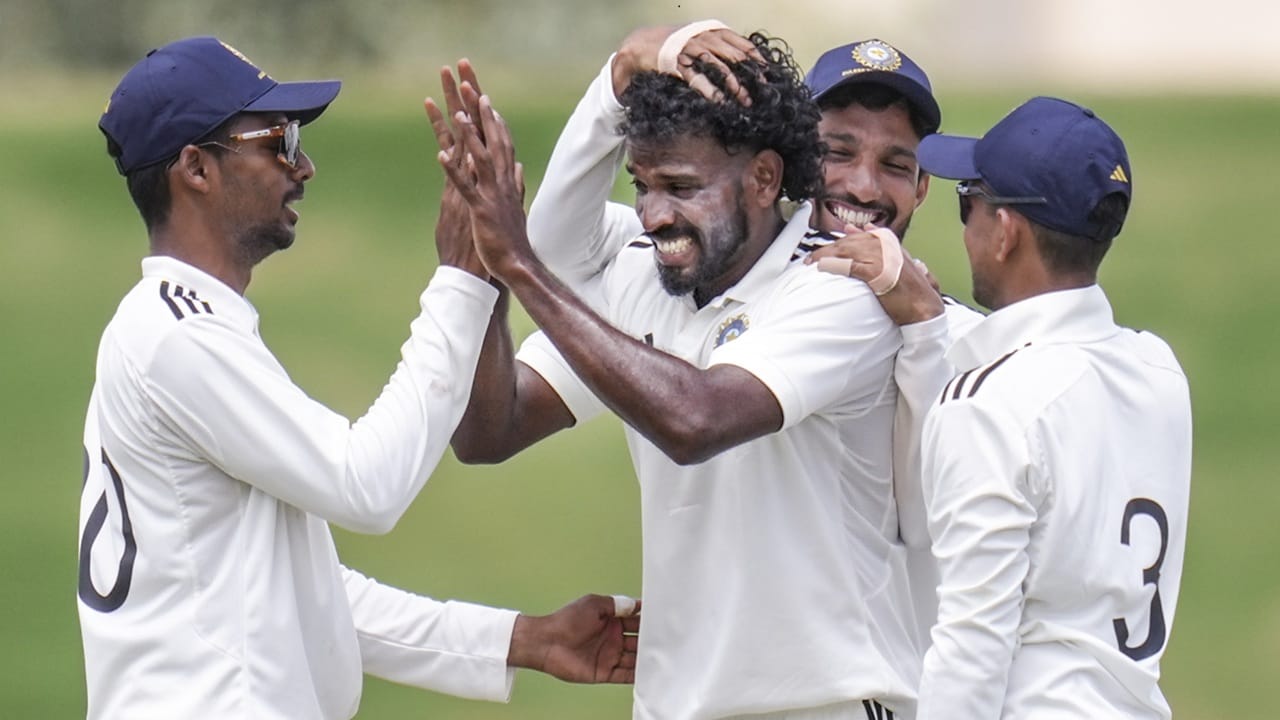  അസ്ഹറുദ്ദീന്‍ 36 പന്തില്‍ 11 റണ്‍സെടുത്ത് പുറത്തായി. 69 പന്തില്‍ 29 റണ്‍സാണ് സല്‍മാന്‍ നിസാര്‍ എടുത്തത്. സെപ്തംബര്‍ 11ന് ആരംഭിക്കുന്ന ഫൈനലില്‍ സൗത്ത് സോണും സെന്‍ട്രല്‍ സോണും ഏറ്റുമുട്ടും (Image Credits: PTI)