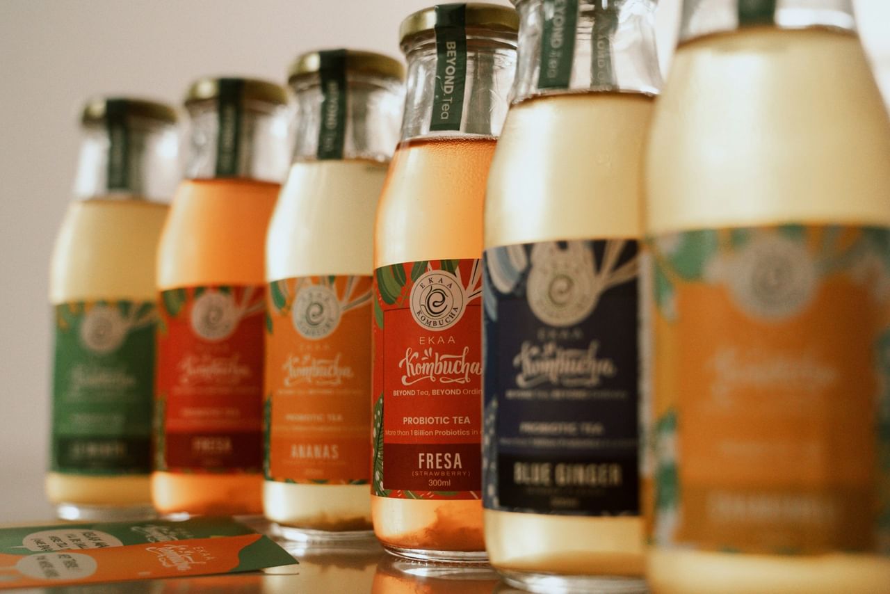 തേങ്ങാവെള്ളം പ്രകൃതിദത്തമായി ഉന്മേഷം നൽകുന്ന ഒന്നാണ്. ഫ്രൂട്ട് ജ്യൂസുകളുമായി താരതമ്യപ്പെടുത്തുമ്പോൾ, ഇതിൽ വളരെ കുറച്ച് കലോറി മാത്രമേ അടങ്ങിയിട്ടുള്ളൂ. പഞ്ചസാരയും കുറവാണ്. 2012 ലെ ഒരു ഗവേഷണ പ്രബന്ധം അനുസരിച്ച്, തേങ്ങാവെള്ളത്തിൽ പൊട്ടാസ്യം, മഗ്നീഷ്യം തുടങ്ങിയ ഇലക്ട്രോലൈറ്റുകളും അടങ്ങിയിട്ടുണ്ട്. ഇത് ഊർജ്ജം നിലനിർത്താനും നിർജ്ജലീകരണം തടയാനും സഹായിക്കുന്നു. (Image Credits: Unsplash)