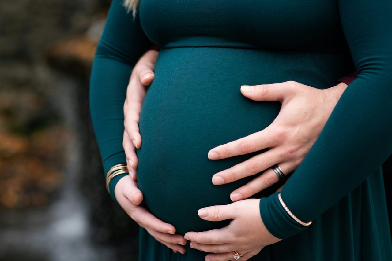 ഈ ചോദ്യമുള്ളതുകൊണ്ട് ഗർഭിണിയാകുന്നതോടെ കാപ്പി ഉപേക്ഷിക്കാൻ നിർബന്ധിക്കപ്പെടുന്നവരാണ് ഒട്ടുമിക്ക സ്ത്രീകളും. എന്നാൽ അമിതമാകാതെ അല്പം കാപ്പിയൊക്കെ ഗർഭകാലത്ത് കുടിക്കുന്നതുകൊണ്ട് കുഴപ്പമില്ലെന്നാണ് പഠനങ്ങൾ പറയുന്നത്. യൂണിവേഴ്സിറ്റി ഓഫ് പെൻസിൽവേനിയ സ്കൂൾ ഓഫ് മെഡിസിനിലെ ഗവേഷകർ നടത്തിയ പഠനമാണ് ഇക്കാര്യം വെളിപ്പെടുത്തുന്നത്. (Image Credits: Unsplash)