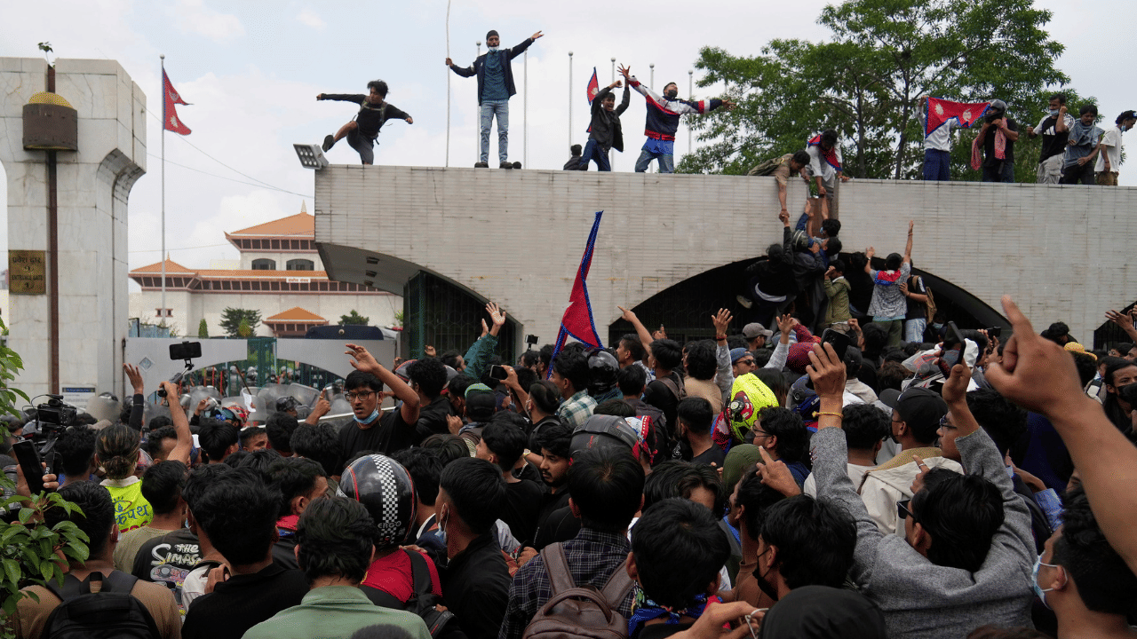 Nepal Gen Z protest: സോഷ്യൽ മീഡിയയ്ക്ക് നിരോധനം, പിന്നാലെ ജെൻസികൾ സംഘടിച്ചു; എന്താണ് നേപ്പാളിൽ സംഭവിക്കുന്നത്?