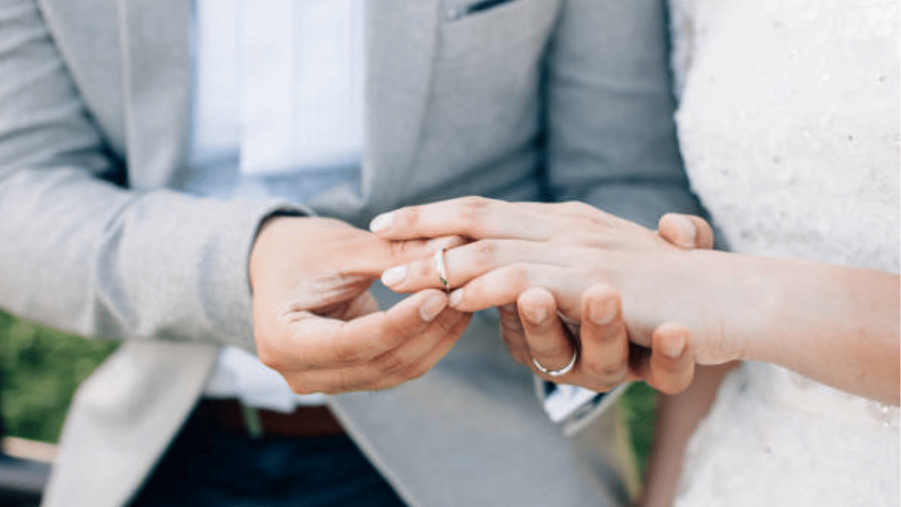 ഭാര്യയ്ക്ക്  ലഭിച്ച സ്വത്ത് വില്‍ക്കാനോ, മറ്റൊരാളുടെ പേരിലേക്ക് മാറ്റാനോ ഭര്‍ത്താവിന് അനുമതി ഇല്ല.
എന്നാൽ ഭാര്യ മരിക്കുന്ന സാഹചര്യത്തിൽ, ഭാര്യയ്ക്ക് സമ്മാനമായി ലഭിച്ച സ്വത്തിന്‍മേല്‍ ഭര്‍ത്താവിന് അവകാശം നേടാന്‍ സാധിക്കും. (Image Credit: Getty Images)