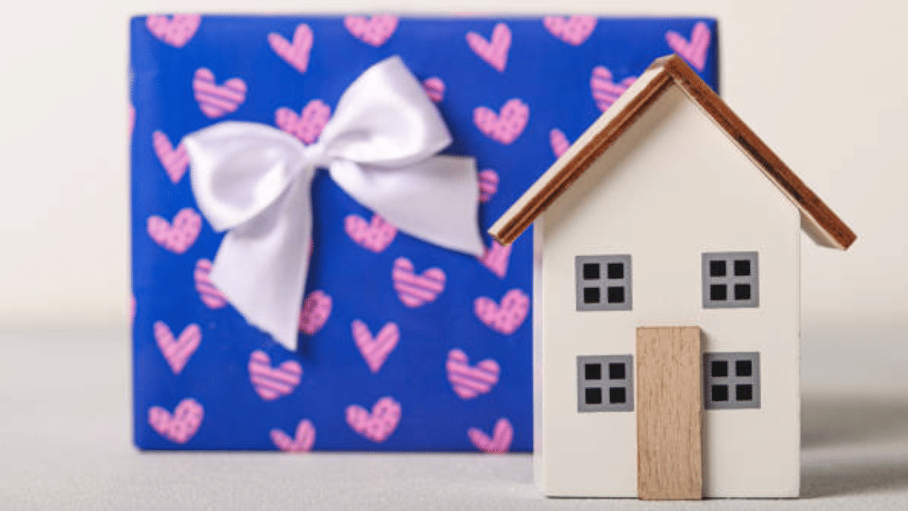 ഇഷ്ടദാനമായി നൽകുന്നവയിൽ ഗിഫ്റ്റ് ഡീഡ് ഉണ്ടാക്കിക്കഴിഞ്ഞാല്‍ സ്വത്തിൽ അത് സമ്മാനമായി ലഭിച്ച വ്യക്തിക്ക് മാത്രമായിരിക്കും പൂർണ അവകാശം. ഭര്‍ത്താവിന് ഈ സ്വത്തിന്‍മേല്‍ നേരിട്ട് അവകാശമുണ്ടാകില്ല. (Image Credit: Getty Images)