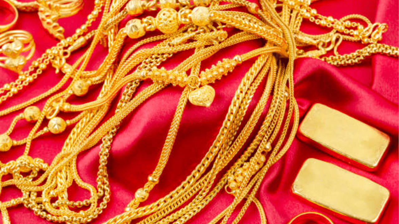 നദിയുടെ അടിത്തട്ടില്‍ അരിപ്പകള്‍ ഉപയോഗിച്ച് മണല്‍ അരിച്ചെടുത്താണ് സ്വർണ കണികകൾ ശേഖരിക്കുന്നത്. മണ്‍സൂണ്‍ ഒഴികെ വര്‍ഷം മുഴുവനും ഈ നദിയില്‍ സ്വര്‍ണ്ണം വേര്‍തിരിച്ചെടുക്കല്‍ പ്രക്രിയ നടക്കുന്നുണ്ടെന്നാണ് റിപ്പോർട്ടുകൾ. (Image Credit: Getty Image)