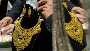 Gold Rate: കൂടിയും കുറഞ്ഞും സ്വർണവില; വാങ്ങുന്നതോ നിക്ഷേപിക്കുന്നതോ നല്ലത്? Gold Rate: കൂടിയും കുറഞ്ഞും സ്വർണവില; വാങ്ങുന്നതോ നിക്ഷേപിക്കുന്നതോ നല്ലത്?