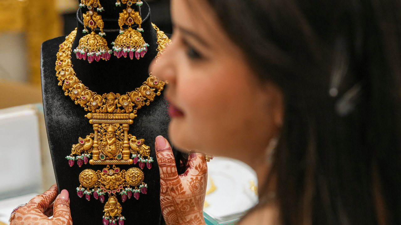 Kerala Gold Rate: സ്വര്ണത്തിന് പിന്നെയും വില കൂടി; ഇങ്ങനെ പോയാല് 1 ലക്ഷം ഈ ആഴ്ചയില് തന്നെ കടക്കും Kerala Gold Rate: സ്വര്ണത്തിന് പിന്നെയും വില കൂടി; ഇങ്ങനെ പോയാല് 1 ലക്ഷം ഈ ആഴ്ചയില് തന്നെ കടക്കും