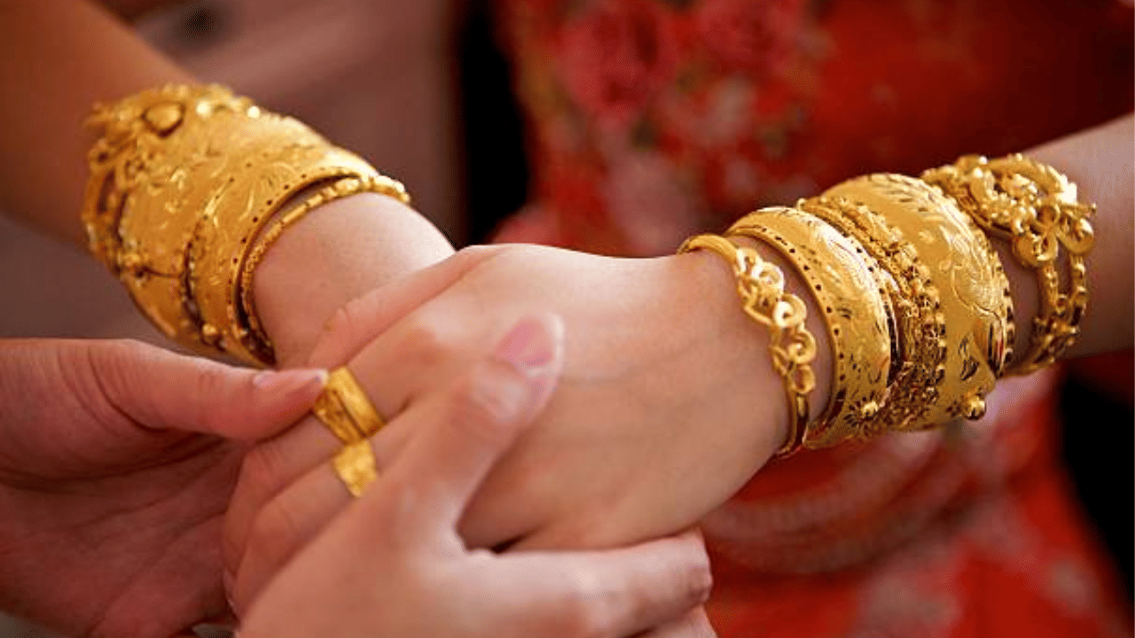 Gold Rate: താഴേക്കിറങ്ങി സ്വർണം; വാങ്ങാൻ ഉടനെ തിരക്കുകൂട്ടണോ? വിദഗ്ധർ പറയുന്നത്... Gold Rate: താഴേക്കിറങ്ങി സ്വർണം; വാങ്ങാൻ ഉടനെ തിരക്കുകൂട്ടണോ? വിദഗ്ധർ പറയുന്നത്...