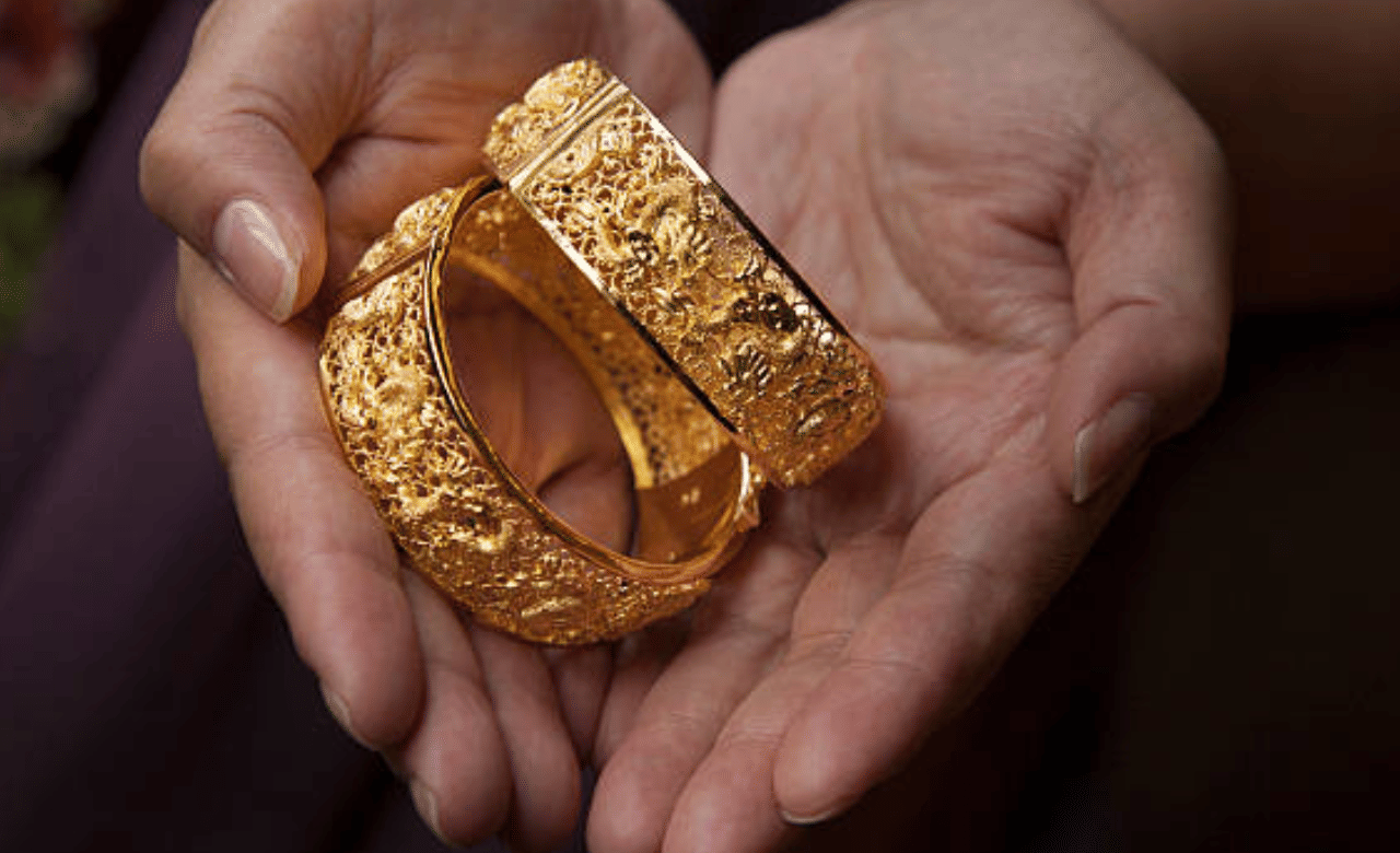 ഇന്ന് 18 കാരറ്റ് സ്വർണത്തിന് സ്വർണ്ണത്തിന് ഗ്രാമിന് 8,661 രൂപയാണ് വില.  ഒരു പവന് 69,288 രൂപയും. 22 കാരറ്റ് സ്വർണവുമായി താരതമ്യപ്പെടുത്തിയാൽ 15,392 രൂപയുടെ വ്യത്യാസം. ( Image Credit: Getty Images)