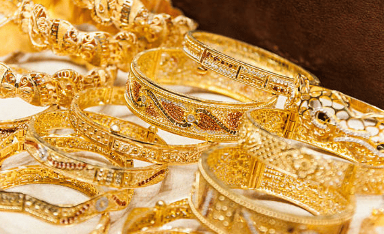 വളരെ ചെ‌റുതും മനോഹരവുമായ ഡിസൈനുകളുമാണ് ഇവയുടെ പ്രത്യേകത. ലളിതമായ പെൻഡന്റു മുതൽ പ്രെഷ്യസ് സ്റ്റോൺ പതിച്ച നെക്ലേസു വരെ ഈ കളക്ഷനിൽ ലഭ്യമാണ്. ( Image Credit: Getty Images)