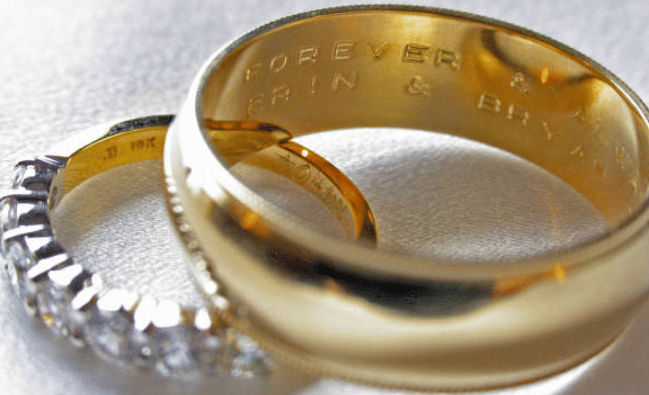 14, 18, 22, 21, 24 എന്നീ കാരറ്റുകളിലാണ് സ്വർ‌ണം ലഭ്യമാകുന്നത്. 22 കാരറ്റ് സ്വർണവിലയാണ് റെക്കോർഡ് കുതിപ്പ് നടത്തുന്നത്. വില ഉയരുന്നതോടെ  18 കാരറ്റ് ആഭരണങ്ങൾക്ക് വില കൂടുന്നുണ്ട്. ( Image Credit: Getty Images)