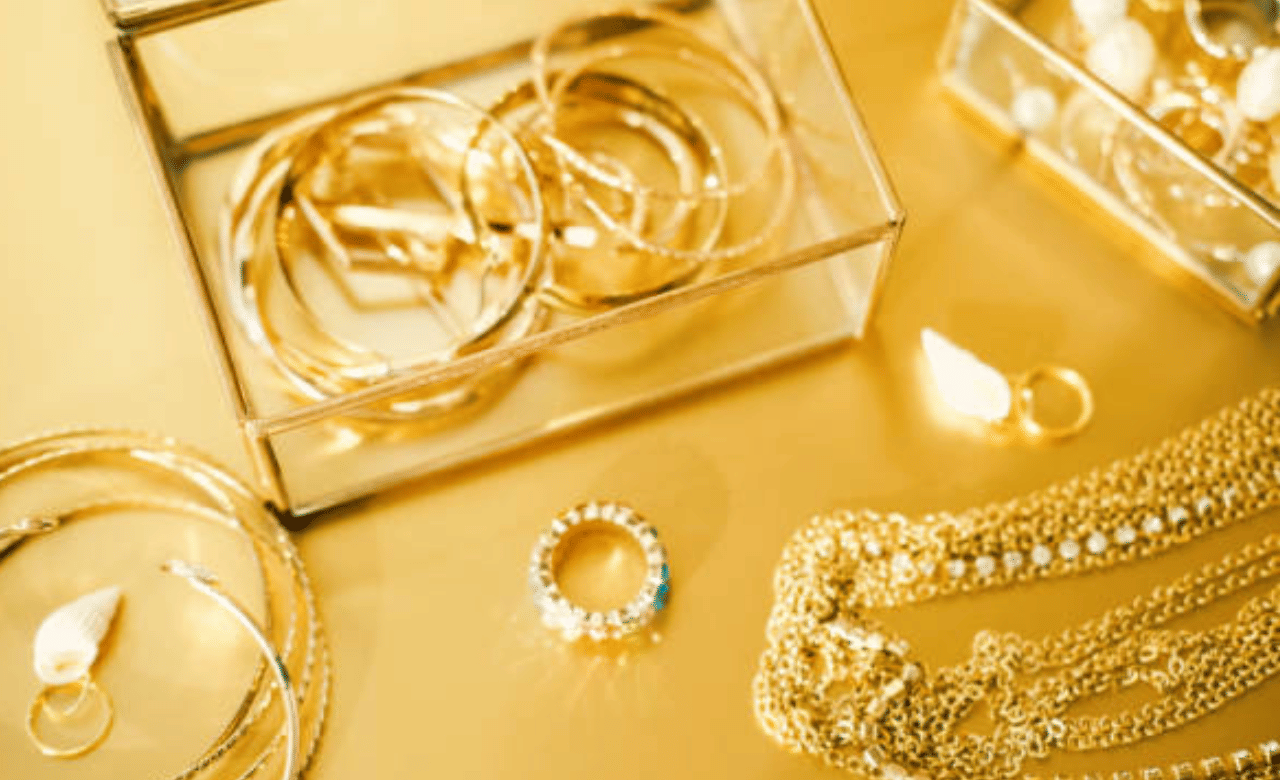 എന്നാൽ ഒരു പവന് 69,288 രൂപ കൊടുത്തും സ്വർണം വാങ്ങാൻ കഴിയുമെന്ന് അറിയാമോ? 18 കാരറ്റ് സ്വർണമാണ് ഇവിടെ താരം. ഇതിൽ 75% ശുദ്ധമായ സ്വർണ്ണവും ബാക്കി 25% മറ്റു ലോഹങ്ങളുമാണ്. ( Image Credit: Getty Images)