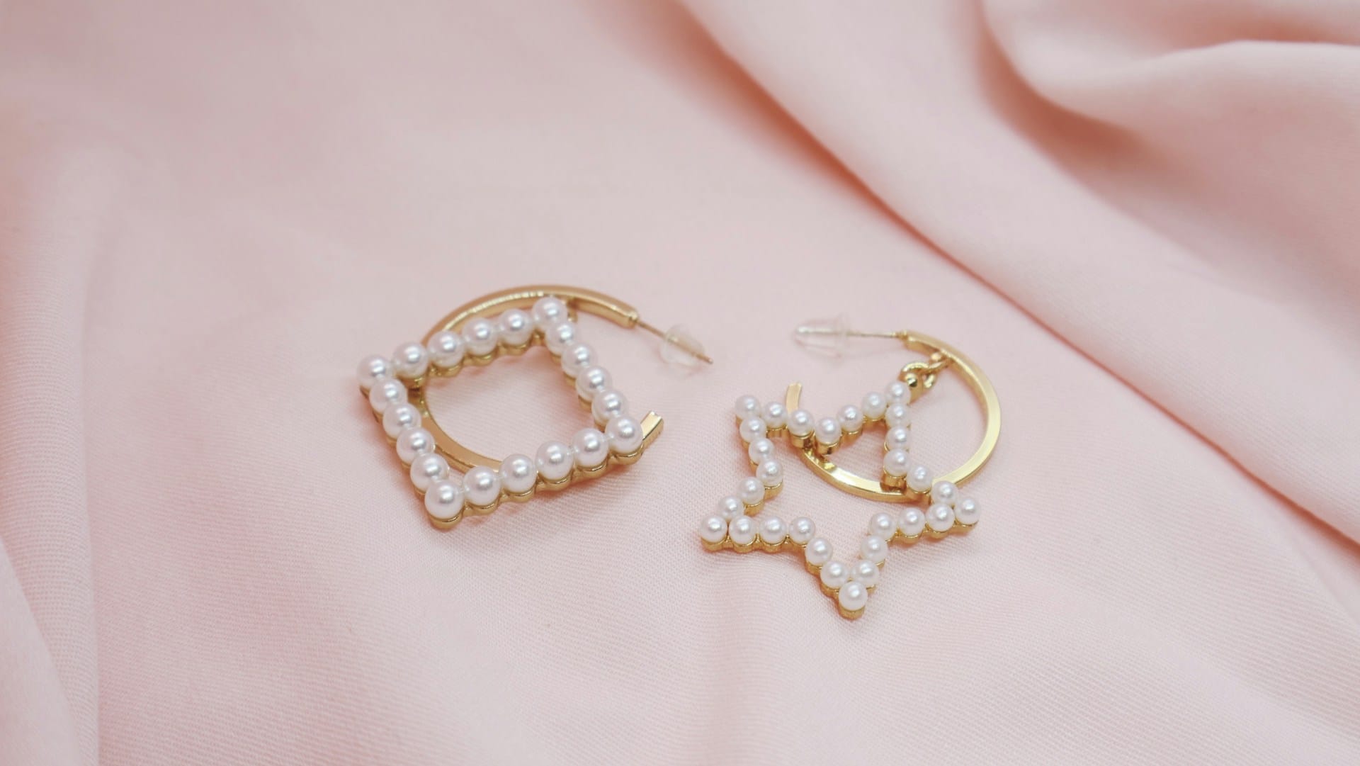 പോസിറ്റീവ് എനർജിയും ആരോഗ്യവും: സ്വർണ്ണത്തിന് പോസിറ്റീവ് എനർജിയെ ആകർഷിക്കാനും മൊത്തത്തിലുള്ള ആരോഗ്യം മെച്ചപ്പെടുത്താനും സഹായിക്കുന്ന മെറ്റാഫിസിക്കൽ ഗുണങ്ങളുണ്ടെന്നാണ് വിവിധ പഠനങ്ങളും സംസ്കാരങ്ങളും പറയുന്നത്.  കൂടാതെ ശരീരത്തിലെ രക്തചംക്രമണം മെച്ചപ്പെടുത്തുകയും നാഡീവ്യൂഹത്തിൻ്റെയും പ്രതിരോധ സംവിധാനത്തിൻ്റെ പ്രവർത്തനങ്ങളെ കൂടുതൽ പ്രോത്സാഹിപ്പിക്കുകയും ചെയ്യുന്നു. (Image Credits: Unplash) 
