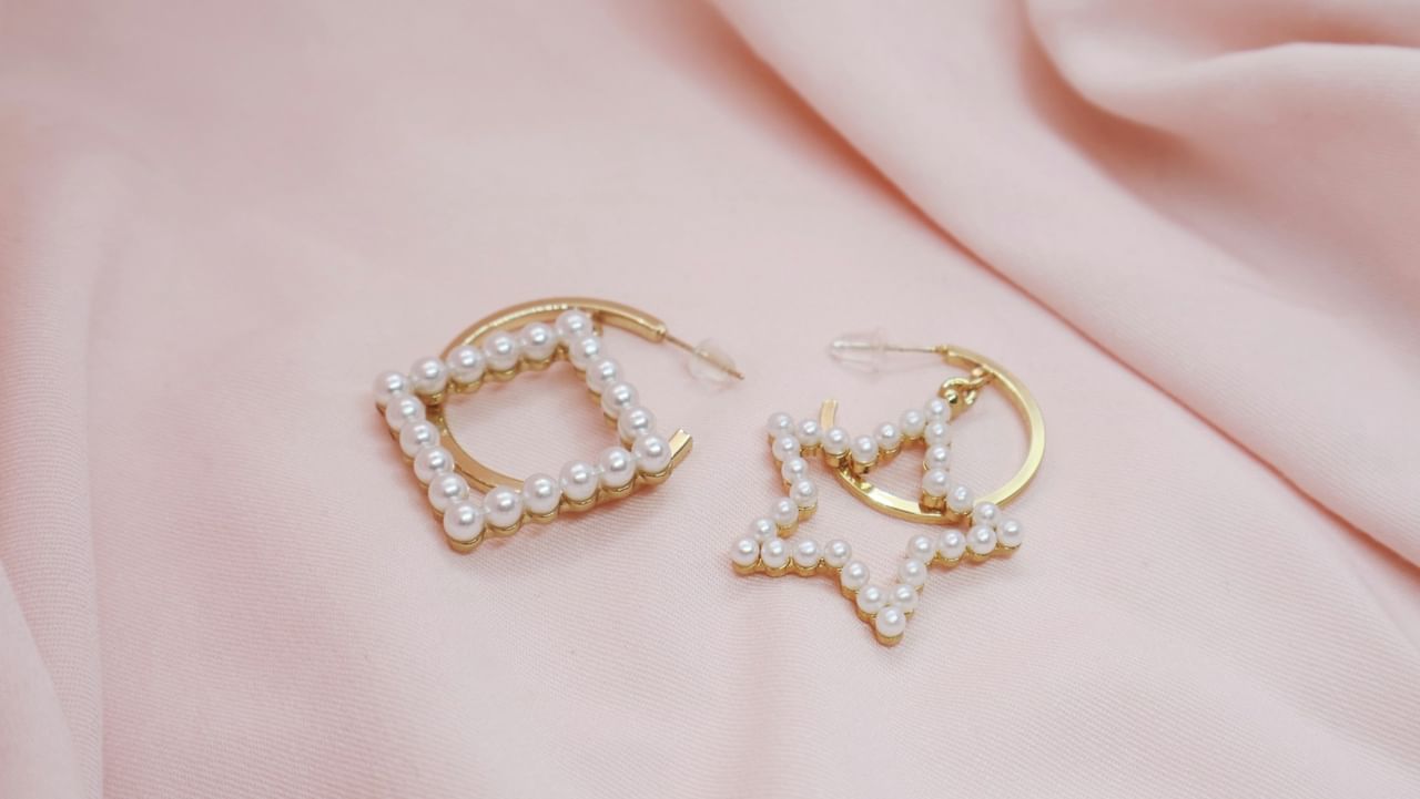 പോസിറ്റീവ് എനർജിയും ആരോഗ്യവും: സ്വർണ്ണത്തിന് പോസിറ്റീവ് എനർജിയെ ആകർഷിക്കാനും മൊത്തത്തിലുള്ള ആരോഗ്യം മെച്ചപ്പെടുത്താനും സഹായിക്കുന്ന മെറ്റാഫിസിക്കൽ ഗുണങ്ങളുണ്ടെന്നാണ് വിവിധ പഠനങ്ങളും സംസ്കാരങ്ങളും പറയുന്നത്. കൂടാതെ ശരീരത്തിലെ രക്തചംക്രമണം മെച്ചപ്പെടുത്തുകയും നാഡീവ്യൂഹത്തിൻ്റെയും പ്രതിരോധ സംവിധാനത്തിൻ്റെ പ്രവർത്തനങ്ങളെ കൂടുതൽ പ്രോത്സാഹിപ്പിക്കുകയും ചെയ്യുന്നു. (Image Credits: Unplash)