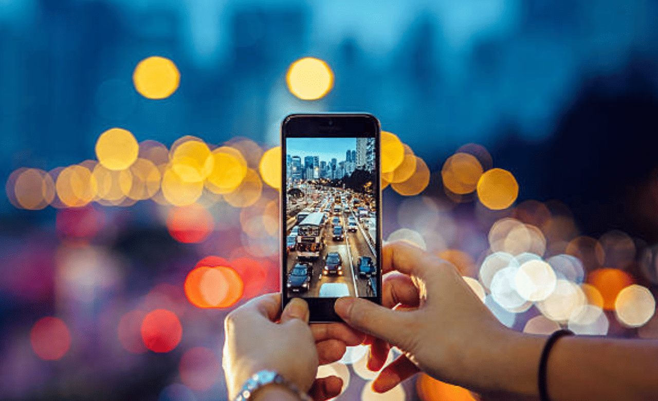 ഫോൺ കുത്തിയിട്ട് കൊണ്ട് ഉപയോഗിക്കരുത്. ഫാസ്റ്റ് ചാർജിങ് ചെയ്യുമ്പോഴും ചൂട് അധികമായി അനുഭവപ്പെടും. അതുപോലെ ഐഫോണിന്റെ തന്നെ ചാർജറും കേബിളും ഉപയോഗിച്ച് മാത്രം ചാർജ് ചെയ്യുക. (Image Credit: Getty Image)