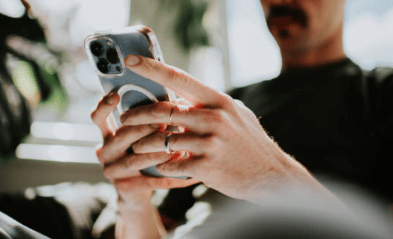 ഹെവി ഗ്രാഫിക്‌സ് ഗെയിമുകൾ, എആർ ആപ്പുകൾ, കൂടതൽ സമയം നീണ്ടു നിൽക്കുന്ന ലൈവ് സ്ട്രീമിങ്ങുകൾ, എന്നിവ പ്രൊസസ്സറുകളുടെ പ്രവർത്തനം അമിതമാക്കുകയും ഫോൺ വേഗത്തിൽ ചൂടാക്കുകയും ചെയ്യുന്നു. (Image Credit: Getty Image)