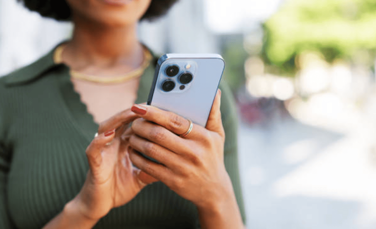 ഫോണുകൾ ചൂടാകാനുള്ള പ്രധാന കാരണമാണ് ബാക്ക്ഗ്രൗണ്ട് ആപ്പുകൾ തുടർച്ചയായി പ്രവർത്തിക്കുന്നത്. ഇത് മാറ്റാനായി, താഴെ നിന്ന് മുകളിലേക്ക് സ്വൈപ്പ് ചെയ്യാം. പഴയ മോഡലുകളിൽ ഹോം ബട്ടണിൽ രണ്ട് തവണ അമർത്തി ഉപയോഗിക്കാത്ത ആപ്പുകൾ ക്ലോസ് ചെയ്യുക. (Image Credit: Getty Image)
