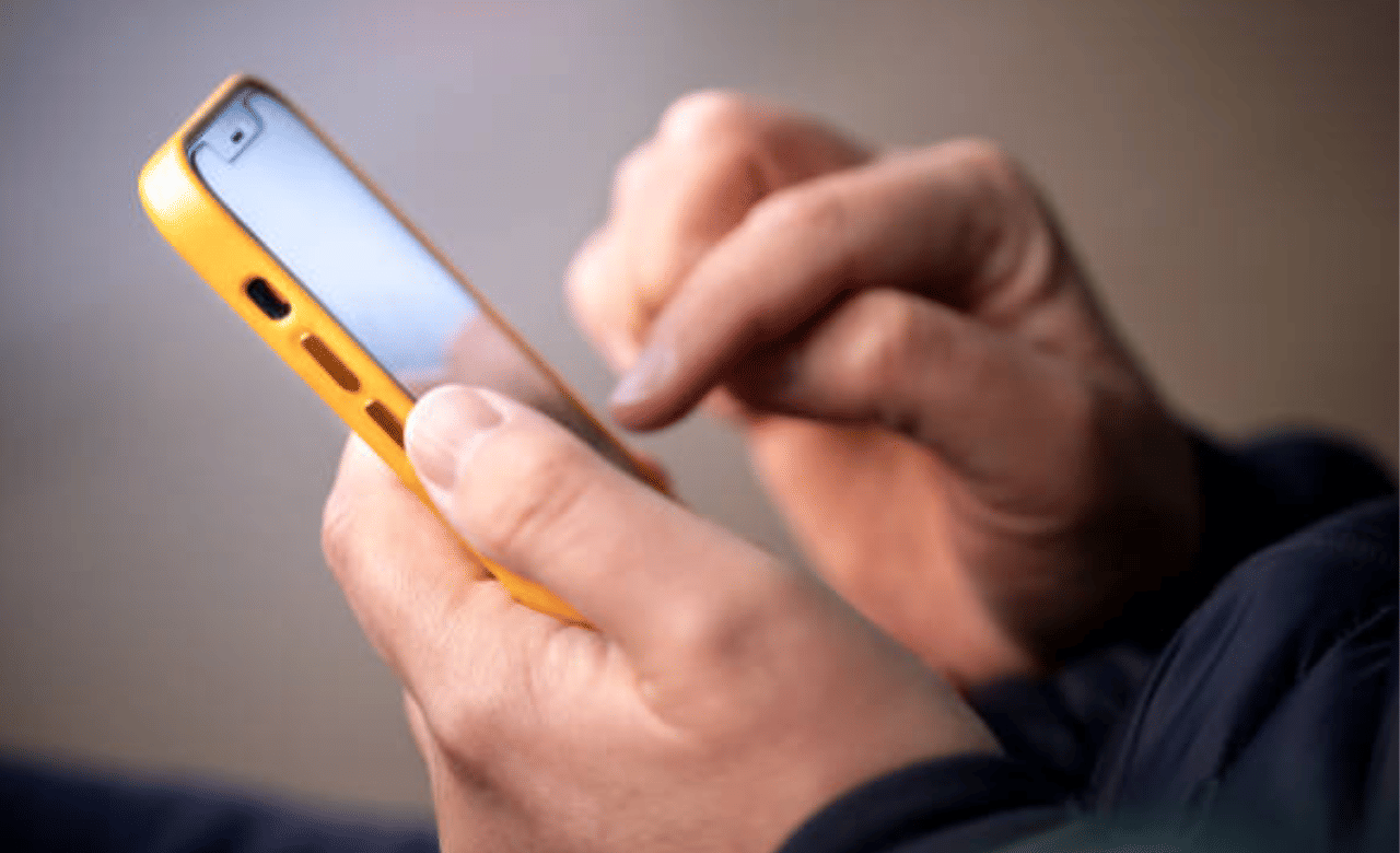 ഐഓഎസ് ബഗ് അല്ലെങ്കിൽ സോഫ്റ്റ്വെയർ അപ്ഡേഷന് ശേഷമോ ഫോൺ ചൂടാകാറുണ്ട്. ഇത് മാറ്റാനായി ഏറ്റവും പുതിയ ഐഓഎസ് ഉപയോഗിച്ച് വേണം അപ്ഡേഷൻ ചെയ്യാൻ. (Image Credit: Getty Image)