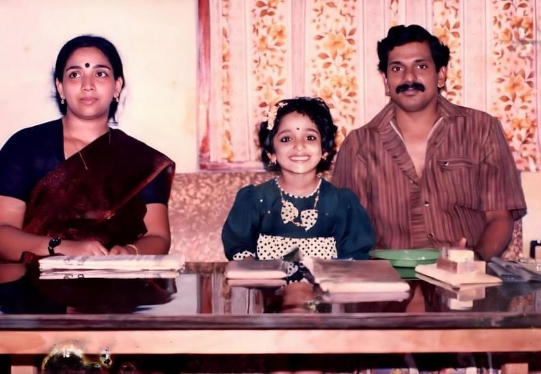 കാവ്യ മാധവന്റെ സിനിമ ജീവിത്തിൽ ഏറ്റവും വലിയ പങ്കുവഹിച്ച വ്യക്തിയാണ് പിതാവ് പി. മാധവന്‍.  സിനിമയിലേക്കുള്ള പ്രവേശനം മുതൽ  മകള്‍ക്ക് പൂര്‍ണപിന്തുണയുമായി അച്ഛൻ കൂടെയുണ്ടായിരുന്നു.  പല അഭിമുഖങ്ങളിലും കാവ്യ അച്ഛനെക്കുറിച്ചും അദ്ദേഹത്തിന്റെ പിന്തുണയെക്കുറിച്ചും തുറന്നുപറഞ്ഞിരുന്നു..