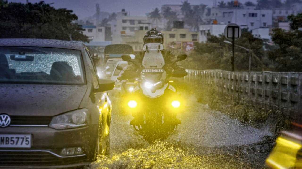 Kerala rain alert: നാളെയും ശക്തമായ മഴ, ഈ ജില്ലക്കാർ സൂക്ഷിക്കുക, യെല്ലോ അലർട്ട് നാല് ജില്ലകൾക്ക്