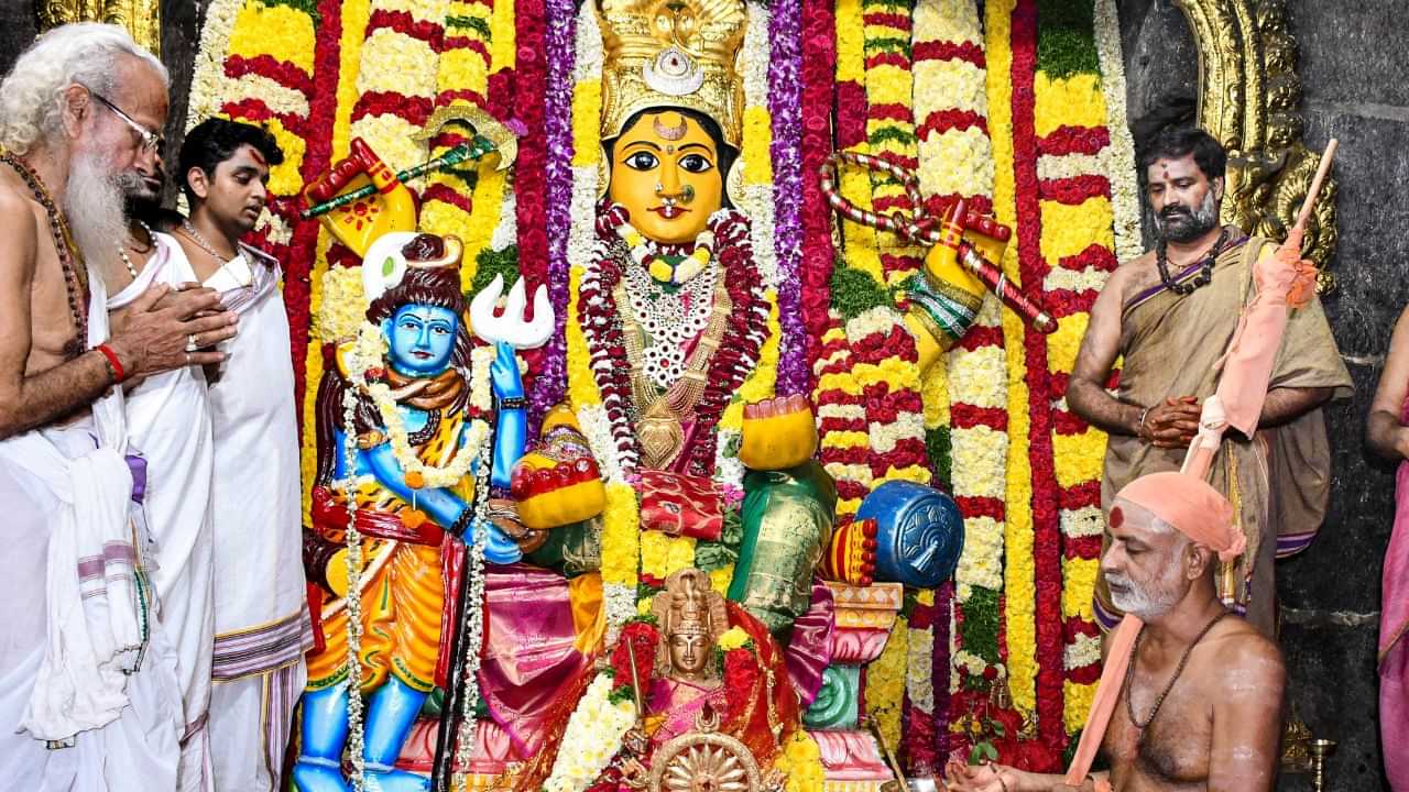 Navaratri rituals 2025: ഇവിടെ ദേവിയ്ക്കുമുണ്ട് ഗൺ സല്യൂട്ട് നൽകാൻ ഗൂർഖകൾ