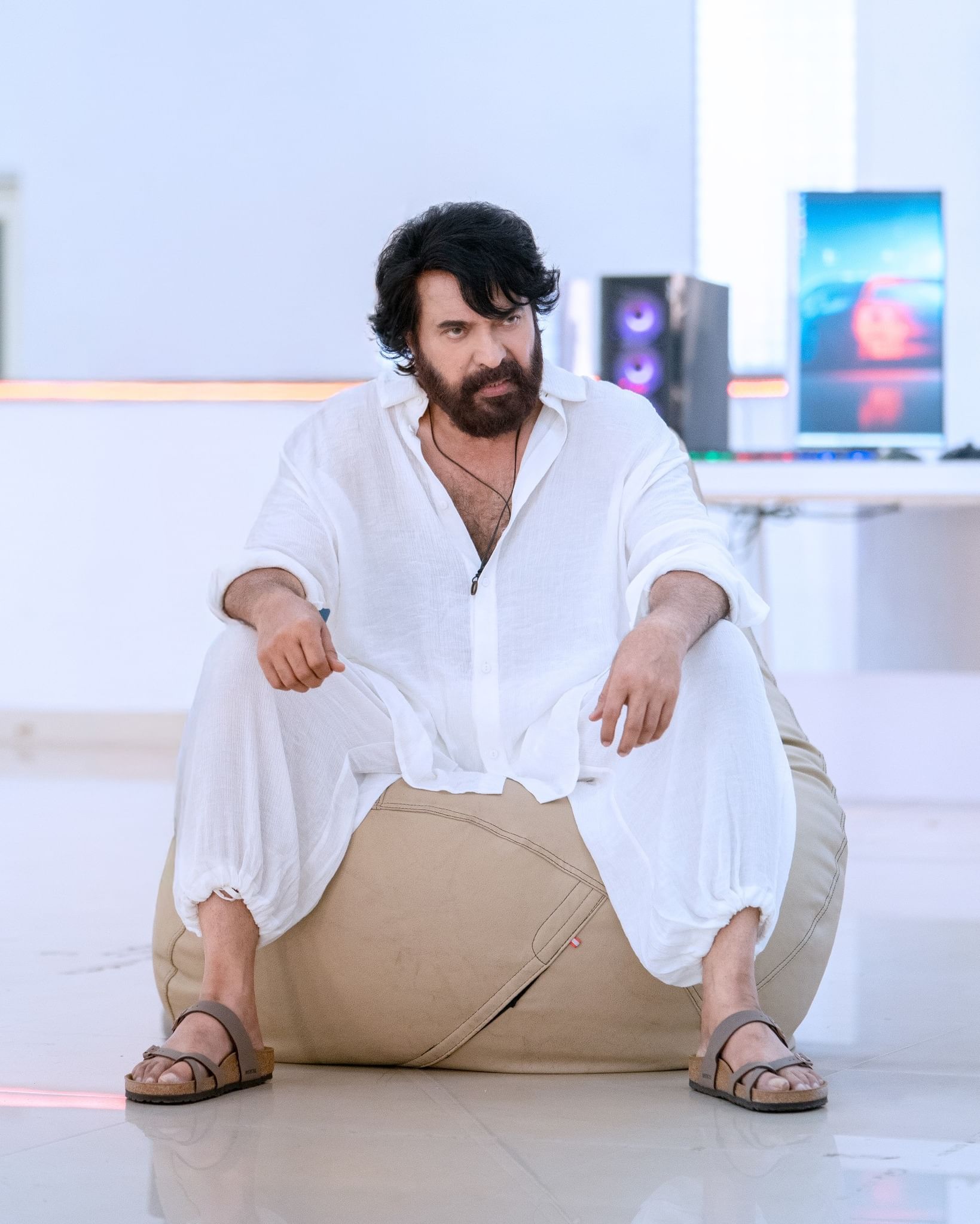 മെ​ഗാസ്റ്റാർ മമ്മൂട്ടി ബി​ഗ് സ്ക്രീനിലേക്ക് തിരിച്ചുവരുന്ന നിമിഷത്തിനായി കാത്തിരിക്കുകയാണ് മലയാള സിനിമ ലോകം. കഴിഞ്ഞ ഏഴ് മാസമായി അസുഖത്തെ തുടർന്ന് പൊതുവേദിയിൽ നിന്ന് ഇടവേളയെടുത്ത താരം, എല്ലാ ചികിത്സയും കഴിഞ്ഞ് ആരോ​ഗ്യവാനായി മദ്രാസിലെ വീട്ടിൽ വിശ്രമ ജീവിതം നയിക്കുകയാണ്. (Image Credits:Facebook)