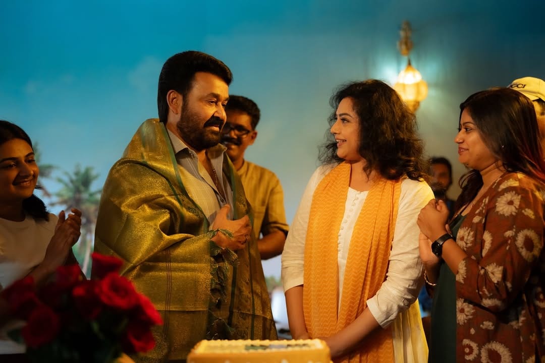  ലാലേട്ടാ, നിങ്ങളെക്കുറിച്ച് വലിയ അഭിമാനമുണ്ട്. ദൃശ്യം മൂന്നാം ഭാഗത്തിനായി വലിയ ആകാംക്ഷയിലാണ് എന്ന് കുറിച്ചുകൊണ്ടായിരുന്നു ചിത്രങ്ങൾ പങ്കുവച്ചത്. അതേസമയം കഴിഞ്ഞ ദിവസമായിരുന്നു എറണാകുളം പൂത്തോട്ട എസ്.എൻ. ലോ കോളേജിൽ വച്ച് ചിത്രത്തിന്റെ പൂജ നടന്നത്. 