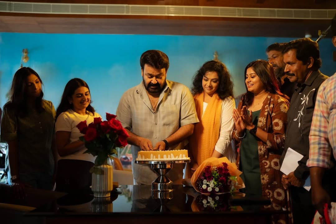 ഇന്ത്യൻ സിനിമയിലെ പരമോന്നത ബഹുമതിയായ ദാദാ സാഹേബ് ഫാൽകെ പുരസ്കാരം നേടിയ മഹാനടൻ മോഹൻലാലിന് സ്വീകരണം നൽകി ‘ദൃശ്യം’ സിനിമയുടെ അണിയറക്കാർ. ദൃശ്യം മൂന്നിന്റെ സെറ്റിൽ വച്ച് കേക്ക് മുറിച്ചായിരുന്നു മോഹൻലാലിന് അഭിനന്ദനങ്ങൾ നേർന്നത്. (Image Credits:Instagram)