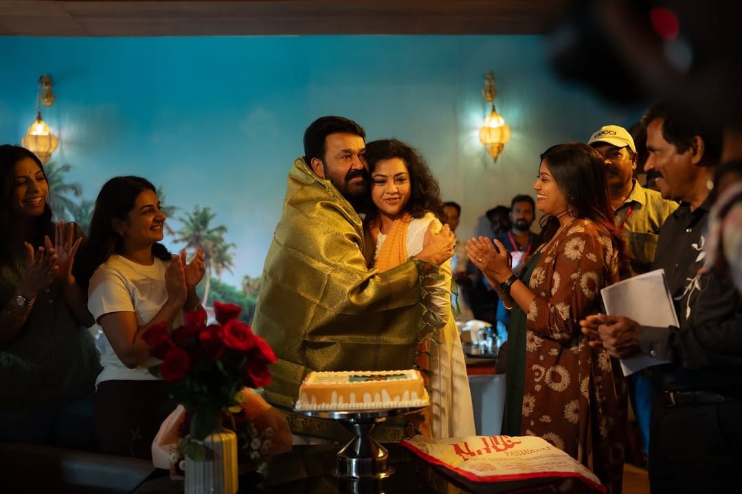 ആഘോഷത്തിന്റെ ചിത്രങ്ങൾ നടി മീന തന്നെയാണ് തന്റെ ഇൻസ്റ്റഗ്രാമിലൂടെ പങ്കുവച്ചത്. ‘ദൃശ്യ’ത്തിലെ കഥാപാത്രമായ ജോർജുകുട്ടിയുടെ ലുക്കിലാണ് മോഹൻലാലിനെ കാണാൻ പറ്റുന്നത്. അൻസിബ ഹസ്സൻ, എസ്തർ, ഇർഷാദ്, ജീത്തു ജോസഫ്, സിദ്ധു പനയ്ക്കൽ എന്നിവരെയും ചിത്രത്തിൽ കാണാൻ സാധിക്കും.