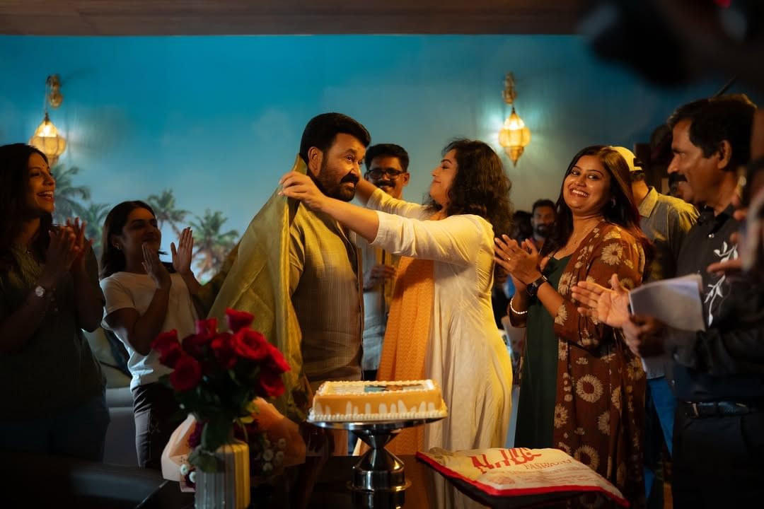 'ലാലേട്ടനെ ഒരു സഹതാരമെന്ന് വിളിക്കുന്നത് ബഹുമതിയാണ്, എന്നാൽ അദ്ദേഹത്തെ ഒരു സുഹൃത്തെന്ന് വിളിക്കുന്നത് അനുഗ്രഹവും. അദ്ദേഹത്തിന്റെ അർപ്പണബോധവും പ്രതിഭയും ഓരോ കഥാപാത്രങ്ങളിലും ശോഭിക്കുന്നു. സൗഹൃദത്തിന്റെയും സിനിമയുടെയും ഈ മനോഹരമായ യാത്രയിലെ മറ്റൊരു അധ്യായമാണ് ദൃശ്യം'.