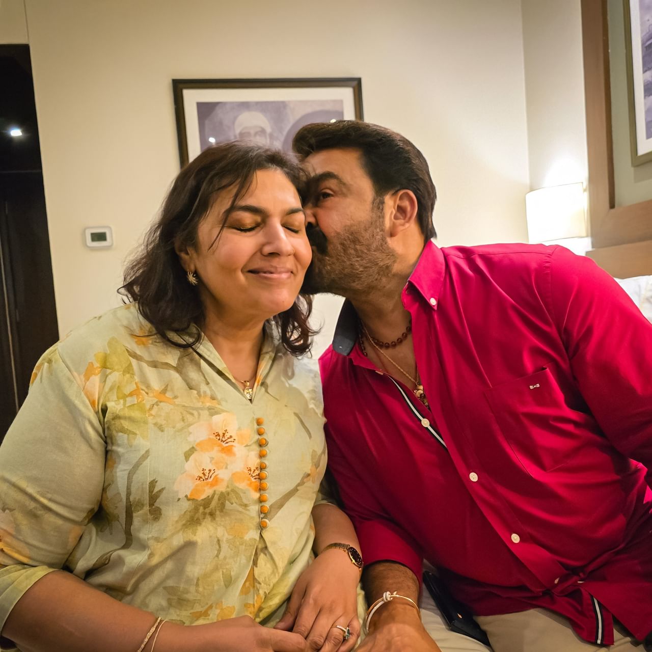 സിനിമാ മേഖലയിലെ വിവാഹമോചനങ്ങളെ കുറിച്ചുള്ള ചോദ്യത്തോട് പ്രതികരിക്കുകയായിരുന്നു നടൻ.സ്ട്രോങ്ങായ ഫാമിലി ലൈഫിന് പിന്നിൽ വലിയ രഹസ്യമൊന്നുമില്ലെന്നും സിനിമയിൽ നിന്നും വിവാഹം കഴിച്ചവർ ഡിവോഴ്സാകുന്നതിന്റെ പേർസന്റേജ് കുറവാണെന്നുമാണ് മോഹൻലാൽ പറയുന്നത്.