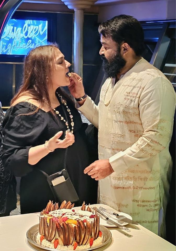 തന്റെ കുടുംബത്തിലും പലവിധ പ്രശ്നങ്ങൾ ഉണ്ടാകാറുണ്ടെന്നാണ് മോഹൻലാൽ പറയുന്നത്. ആണ് എന്ന് പറയുന്നതും പെണ്ണ് എന്ന് പറയുന്നതും രണ്ട് കെമിസ്ട്രിയാണ്. അത് ആദ്യം മനസിലാക്കാൻ ശ്രമിക്കുക എന്നാണ് മോഹൻലാൽ പറയുന്നത്.