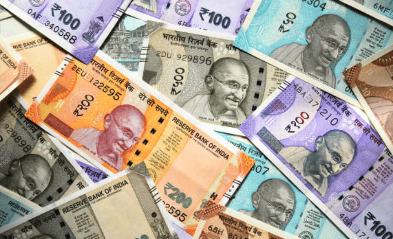 വാസ്തവത്തിൽ ഇന്ത്യയിൽ വീട്ടില്‍ പണം സൂക്ഷിക്കുന്നതിന് നിയമപരമായ പരിധി ഒന്നുമില്ല. എത്ര രൂപ വേണമെങ്കിലും നിങ്ങൾക്ക് വീട്ടിൽ കറൻസിയായി സൂക്ഷിക്കാം. പക്ഷേ, ശ്രദ്ധിക്കേണ്ടത് അവയുടെ സ്രോതസ്സാണ്. (Image Credit: Getty Image)