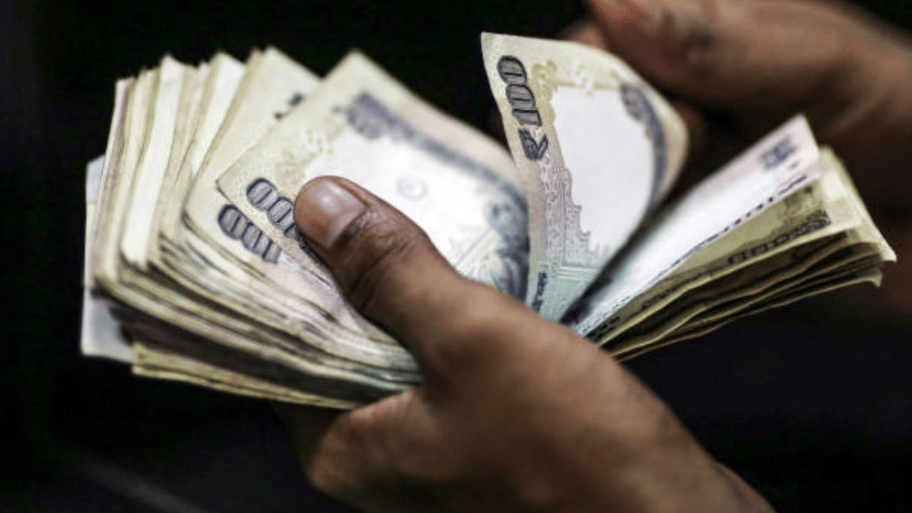 2022 ജനുവരി മുതൽ 2024 ജൂലൈ വരെയുള്ള 31 മാസത്തെ ക്ഷാമബത്ത കുടിശികയാണ് നൽകുന്നത്. ജീവനക്കാരുടെ ക്ഷാമബത്ത കുടിശിക പിഎഫിൽ ലയിപ്പിക്കും. പെൻഷൻകാർക്ക് പത്തുതുല്യഗഡുക്കളായി നൽകും. (Image Credit: Getty Images)