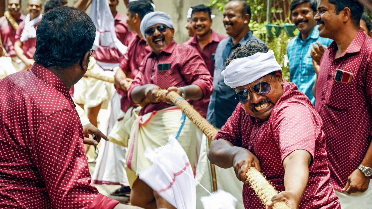പൂക്കളുടെ സൗന്ദര്യം പോലെ ജീവിതത്തിലും സൗന്ദര്യം നിലനിൽക്കട്ടെ, ഓണത്തിന്റെ ഐശ്വര്യം നിങ്ങളുടെ വീടുകളിൽ നിലനിൽക്കട്ടെ, ഹൃദയം നിറഞ്ഞ ഓണാശംസകൾ (Image Credit: PTI)