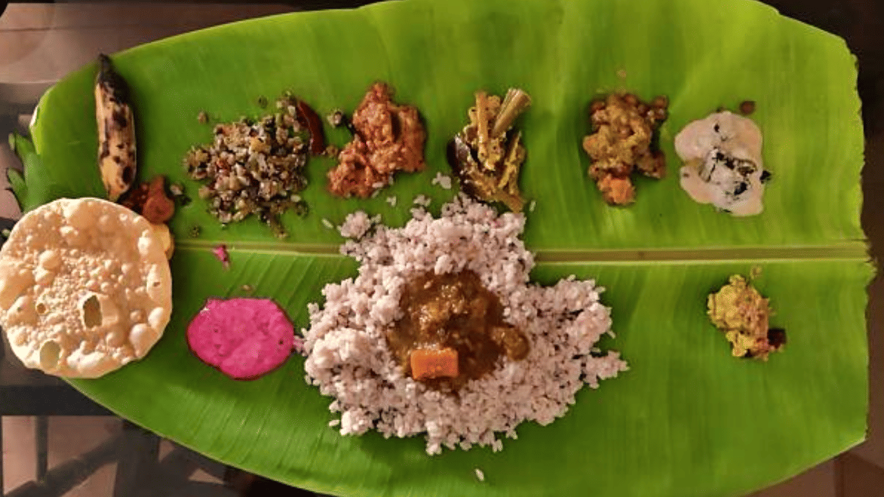 അരി വറുത്ത് തേങ്ങ ചിരകിയതും ശര്‍ക്കരയുമായി കൂട്ടിക്കുഴച്ച് തൂശനിലയില്‍ വീടിന്റെ നാലു ഭാഗത്തും ഉറുമ്പുകള്‍ക്ക് കഴിക്കാനായി നല്കും. തിരുവോണത്തിന് മഹാബലിക്കൊപ്പം പാതാള വാസികളായ ഉറുമ്പുകളുമെത്തും എന്നാണ് വിശ്വാസം. (Image Credit: Getty Image)