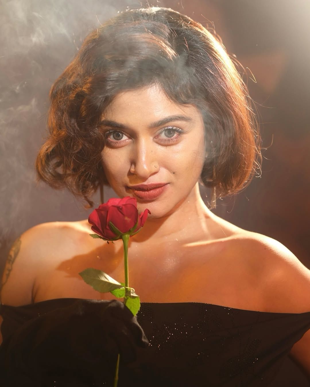 തെറികൾ അടങ്ങിയ കമന്റുകളുടെ സ്ക്രീൻഷോട്ട് ഓവിയ തന്റെ ഇൻസ്റ്റഗ്രാം സ്റ്റോറിയിലൂടെ പങ്കുവച്ചു. ‘ചീത്ത പറയാനാണ് വന്നത്. എന്നാൽ ചീത്ത വിളിക്കുന്ന കമന്റുകൾ കണ്ട് മനസ്സിന് സമാധാനം തോന്നുന്നു’ എന്നാണ് ഓവിയയുടെ ചിത്രത്തിന് താഴെ ഒരാൾ കുറിച്ചിരിക്കുന്നത്.