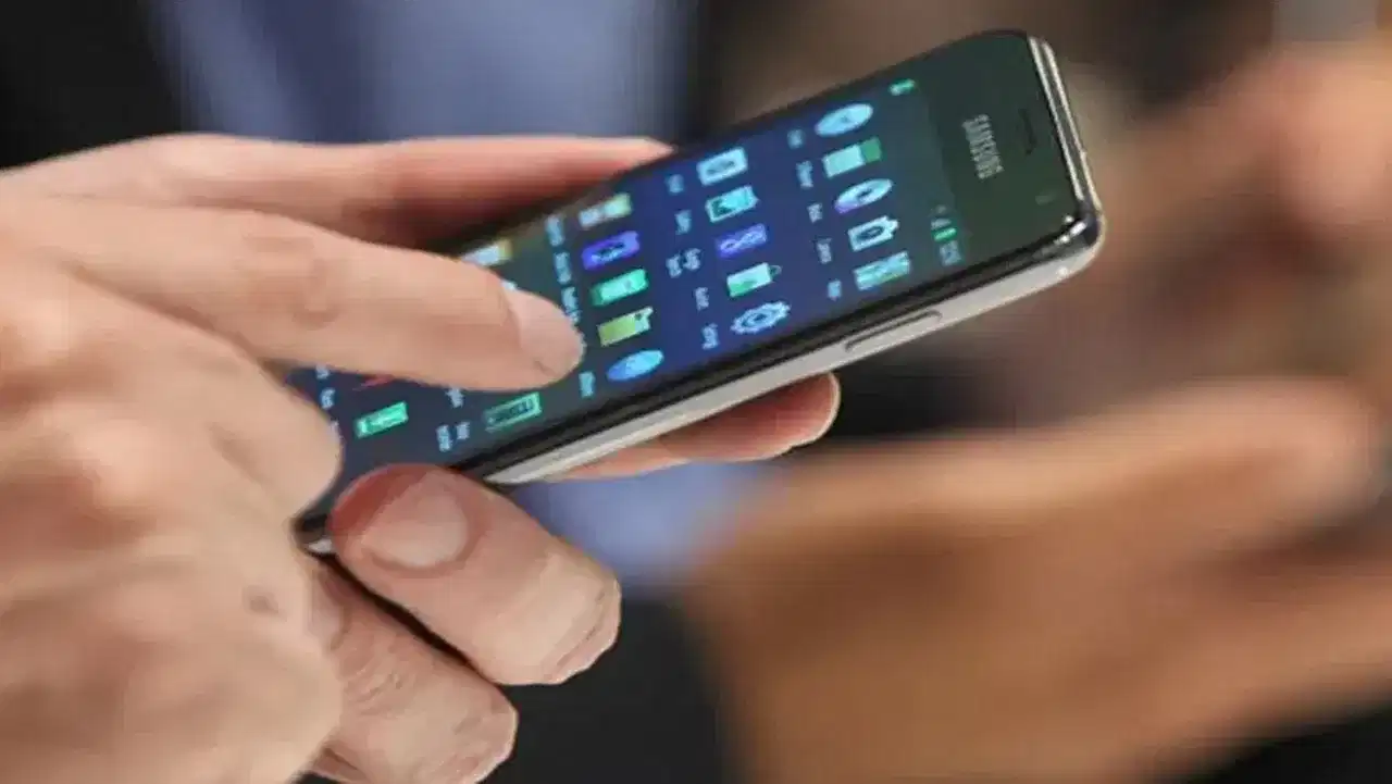 Phone Use Before Sleep: ഉറങ്ങുംമുമ്പ് ഫോൺ കാണാറുണ്ടോ? എങ്കിൽ ഈ പ്രശ്നങ്ങൾ ഉറപ്പ്