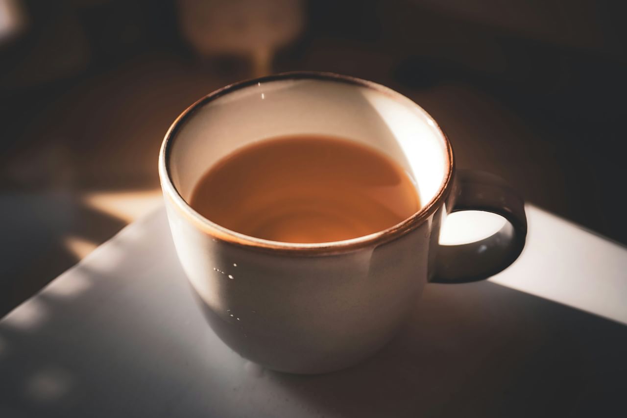 മിർസാപൂർ മെഡിക്കൽ കോളേജിലെ ഡയറ്റീഷ്യൻ ഡോ. ജ്യോതി സിംഗാണ് ഇതേക്കുറിച്ച് പറയുന്നത്. രാവിലെ വെറും വയറ്റിൽ ചായ കുടിക്കുന്നതും അസിഡിറ്റിക്ക് കാരണമാകുമെന്നാണ് അദ്ദേഹം പറയുന്നത്.  അതൊടൊപ്പം പൊറോട്ടയുടെ കൂടെയും ചായ കുടിക്കുന്നത് ഒഴിവാക്കണം. ചായയിൽ കഫീൻ അടങ്ങിയിട്ടുള്ളതിനാൽ ഇത് ഭക്ഷണത്തിൽ നിന്ന് ഇരുമ്പ് ആഗിരണം ചെയ്യുന്നത് തടയുന്നു. അതനാൽ ഭക്ഷണത്തിന് ഒരു മണിക്കൂർ മുമ്പോ ശേഷമോ ചായ കുടിക്കുക. (Image Credits: Unsplash)