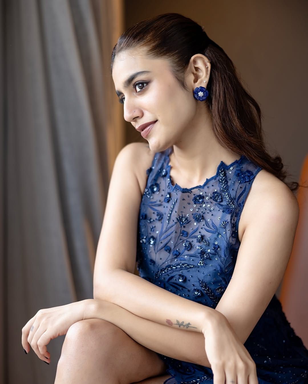 പണവും പ്രശസ്തിയുമല്ല തന്റെ പ്രൈമറി ഗോളെന്നും തനിക്ക് അഭിനയിക്കണം, നല്ല പെര്‍ഫോമന്‍സുകള്‍ കാഴ്ചവെക്കണം, നല്ല സിനിമകളുടെ ഭാഗമാകണം എന്നാണെന്നും നടി പറഞ്ഞു. തനിക്ക് അങ്ങനെ കടും പിടുത്തമൊന്നുമില്ല. ബാര്‍ഗെയ്‌നിങിന് സ്‌പേസ് കൊടുക്കാറുണ്ട് എന്നും പ്രിയ പറയുന്നു.
