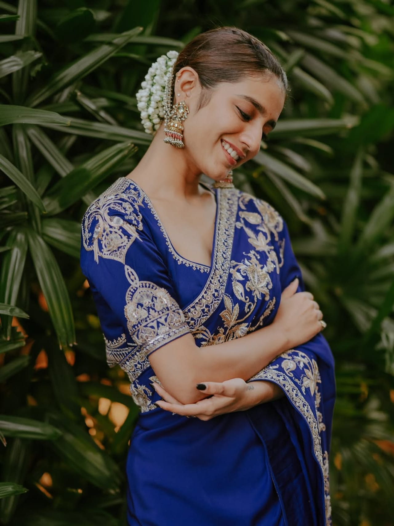 തെന്നിന്ത്യൻ പ്രേക്ഷകർക്ക് ഏറെ സുപരിചിതയാണ് നടി പ്രിയ  പ്രകാശ് വാര്യര്‍. മലയാളത്തിലൂടെ കരിയര്‍ ആരംഭിച്ച താരം പിന്നീട് തെന്നിന്ത്യന്‍ സിനിമയാകെ തിളങ്ങുകയായിരുന്നു. അജിത്ത് നായകനായ ഗുഡ് ബാഡ് അഗ്ലിയിലൂടെ തമിഴകത്തും  താരം ശ്രദ്ധ നേടി. (Image Credits:Instagram)